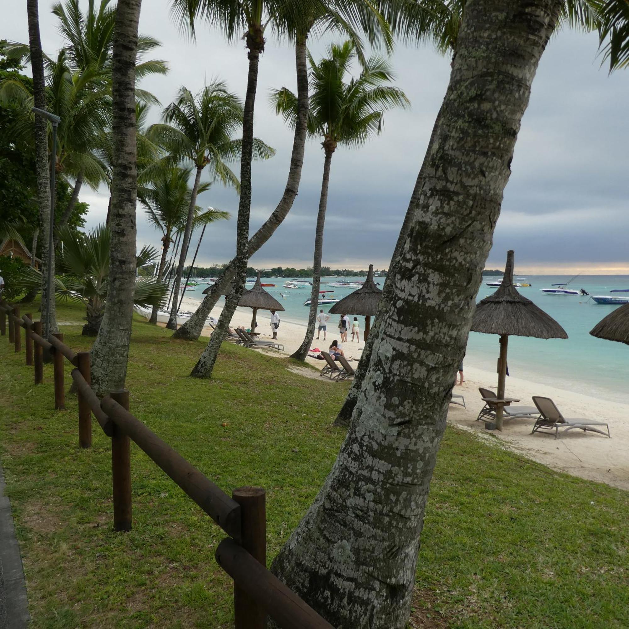 Appartement Le Dauphin Du Lagon Bleu - Plages De Mont Choisy Et De Trou Aux Biches Grand Baie Exterior foto